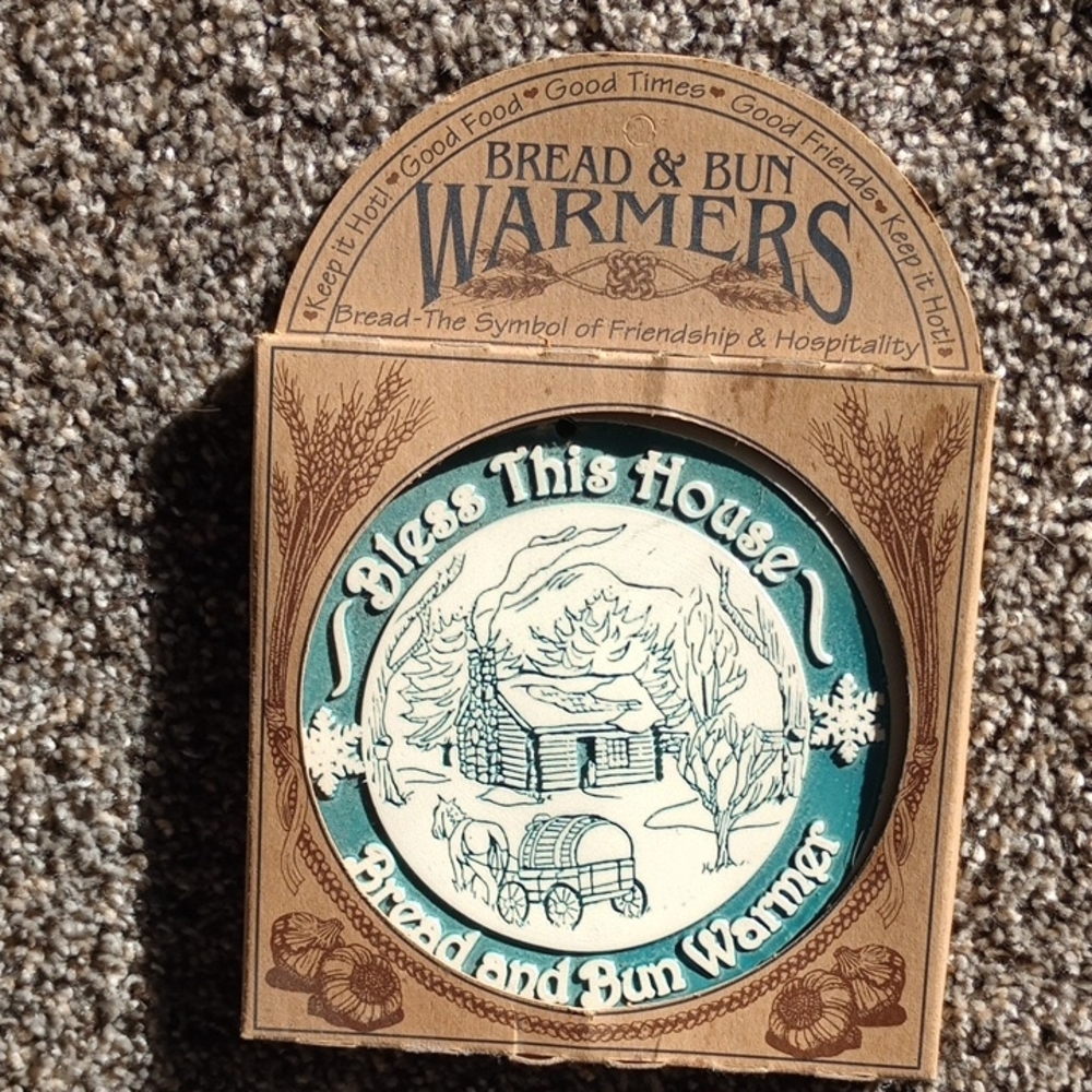 Bread and Bun Warmer with Cabin Design